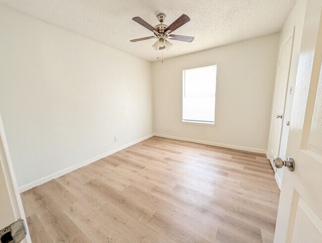 Building Photo - 6221-6223 Sandlin - B&amp;B