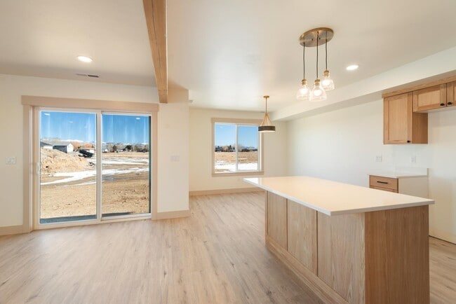 Building Photo - 405 Par Ave