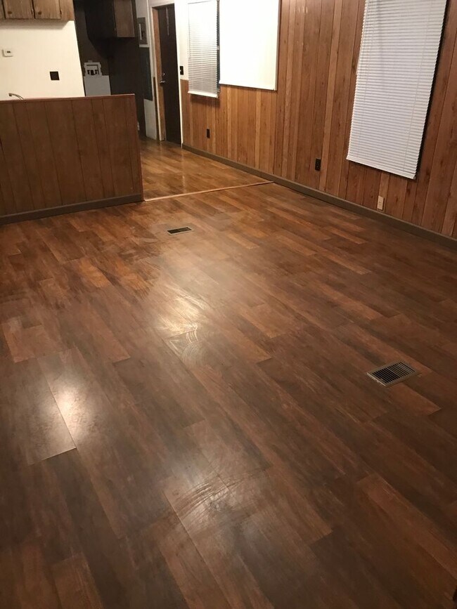 Building Photo - AVAILABLE NOW! NO PETS! SECTION 8 VOUCHERS WELCOME!