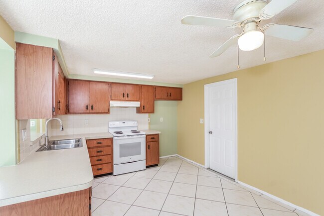 Building Photo - 3724 Redwood Dr