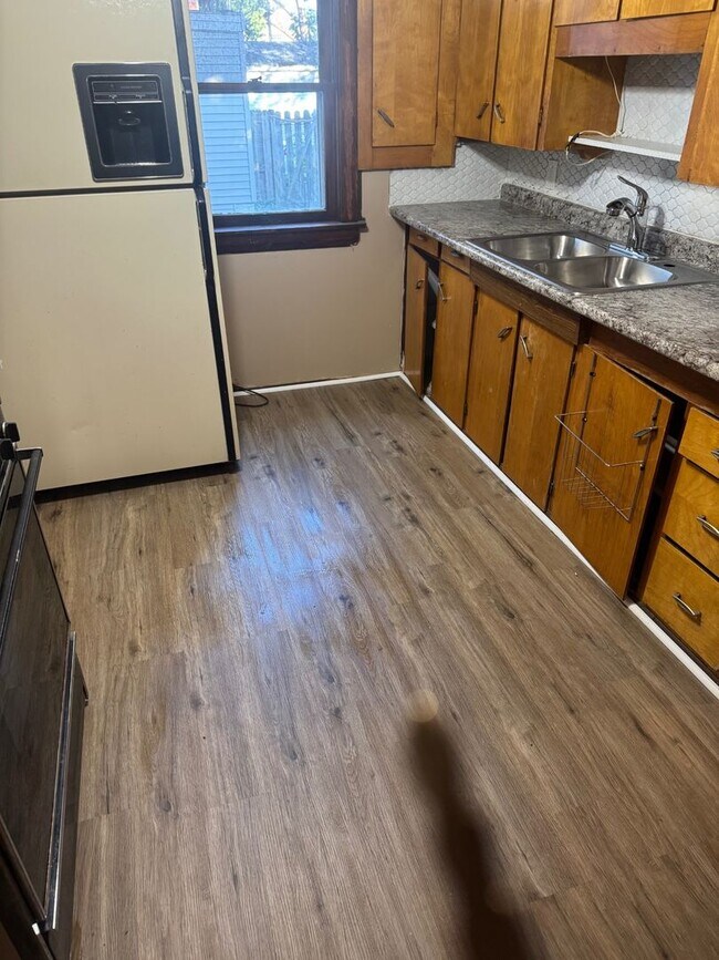 Building Photo - 7505 Halle Ave