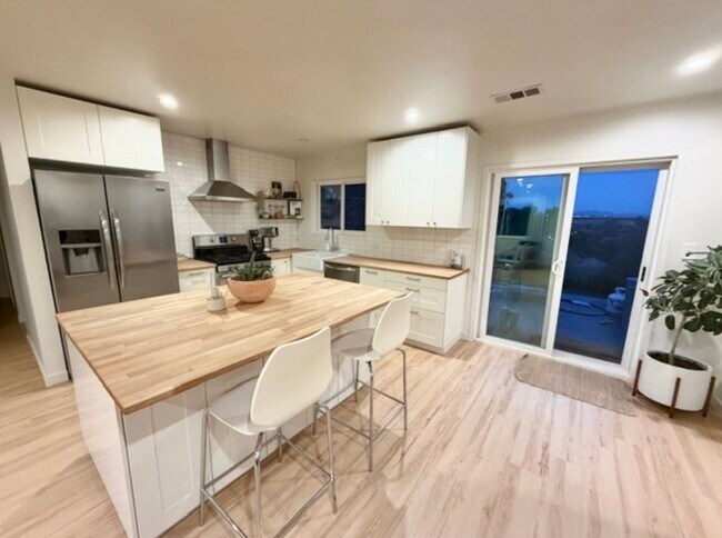Building Photo - Coming soon! 06-15-26 Newly Remodeled Furnished Oceanside Retreat with Green Space Views 3 bedroo...