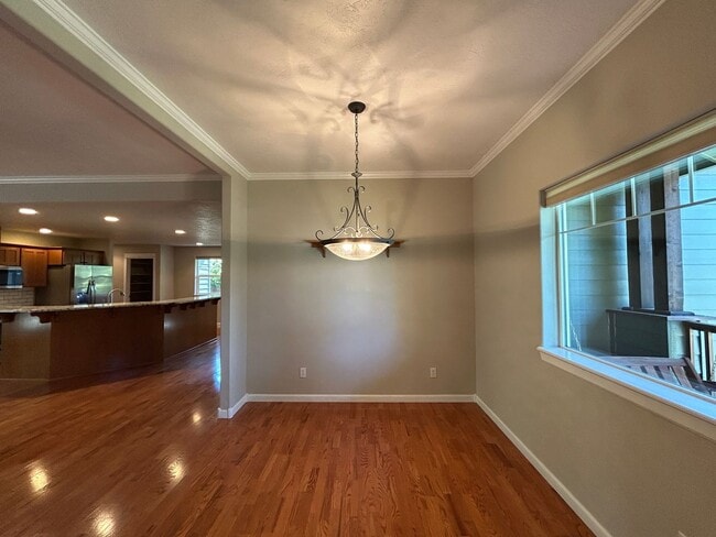 Building Photo - Well Maintained 3 Bedroom / 2 Bathroom Hom...
