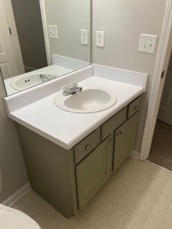 Building Photo - Renovated  3 Bed 3.5 Bath Town Home