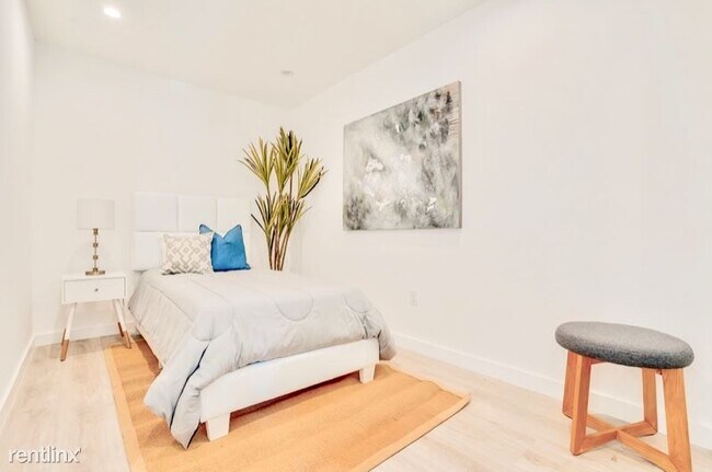 Building Photo - 2 br, 1 bath Apartment - 562 N Kenmore Ave
