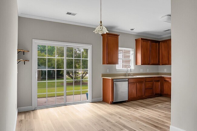 Building Photo - 3 bedroom, 2.5 Townhome