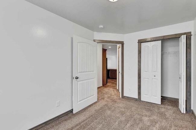 Building Photo - 560 Raven Run St