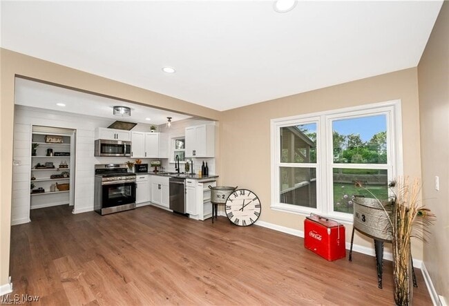 Building Photo - 357 E Paige Ave