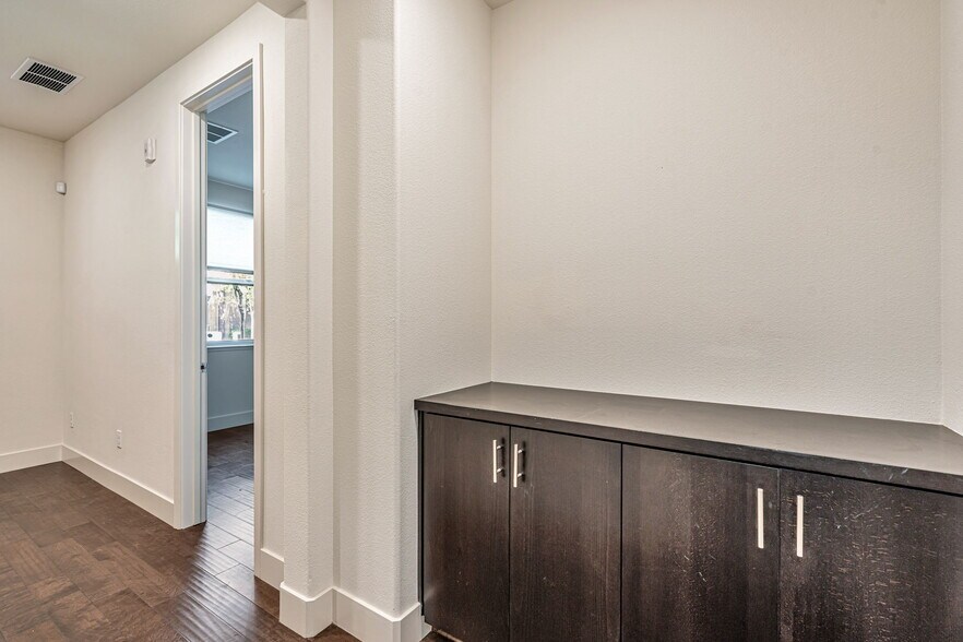 Building Photo - 457 Diller St