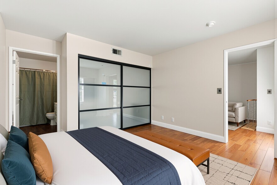 Virtually staged - main bedroom - 6638 N Clybourn Ave