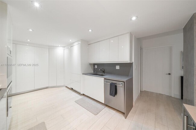 Building Photo - 1111 Crandon Blvd