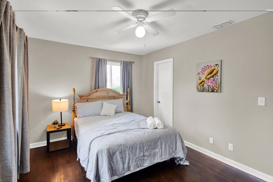 Master bed 1 - 7464 Old Kings Rd S