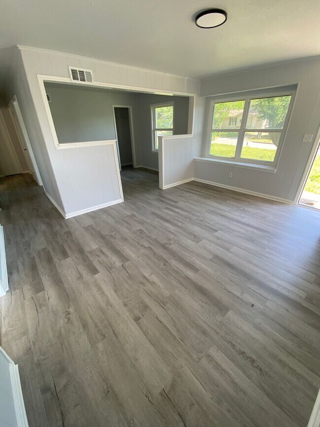 Building Photo - 2 Bedroom 1 Bath w/ Office