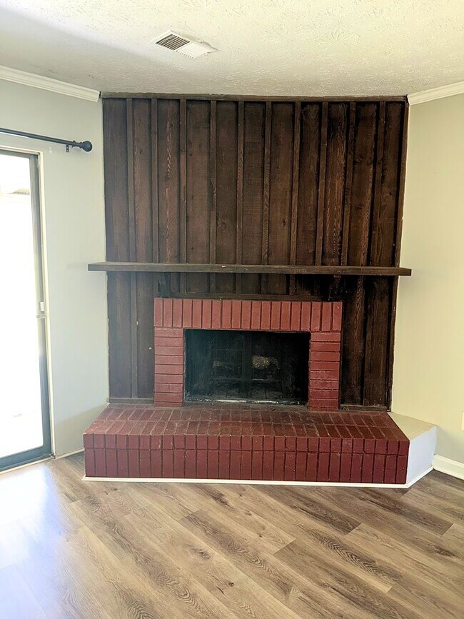 Building Photo - AVAILABLE NOW!!!