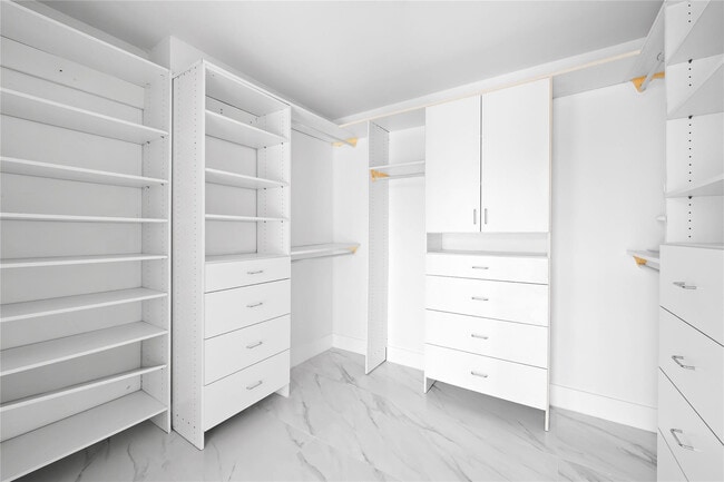 Building Photo - 800 Parkview Dr