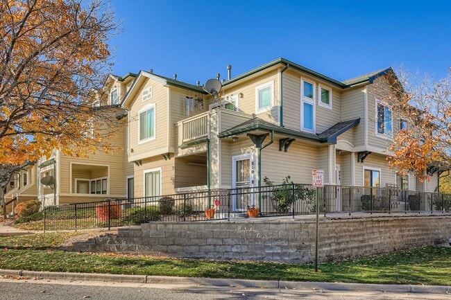 Building Photo - Light-Filled Corner Condo with Garage + Reserved Parking in Gated Community