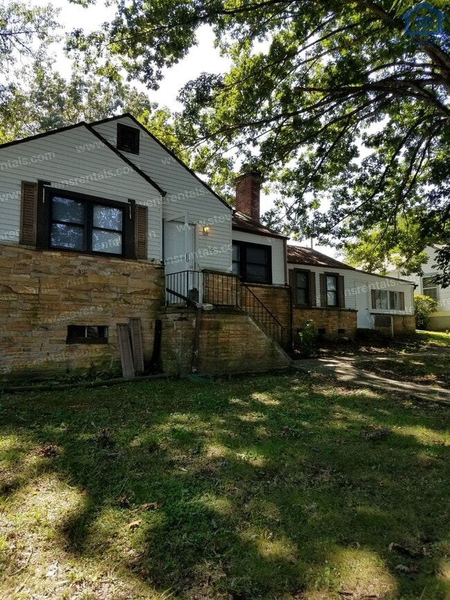 Building Photo - 2420 Chicago Ave