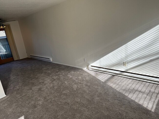 Building Photo - $500 off 1st Rent - Spacious 3 bedroom, 1.5 bathroom Townhouse, Lush Greenspace