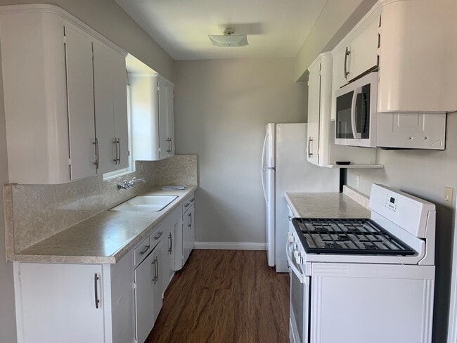 Building Photo - For Rent: Charming 2 Bed / 2 Bath Duplex i...