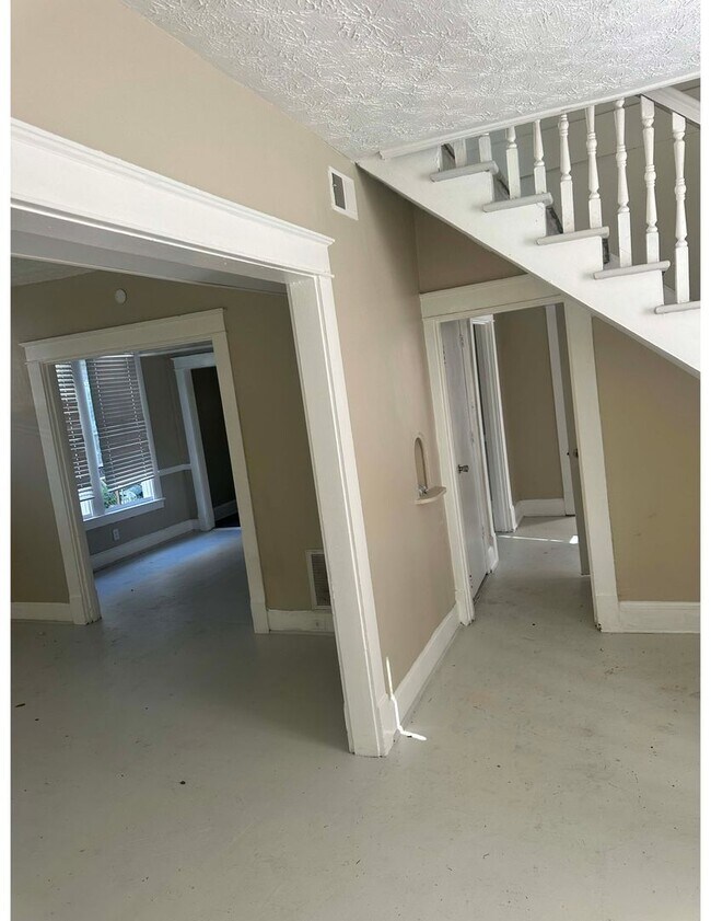 Building Photo - Large three bed home for rent