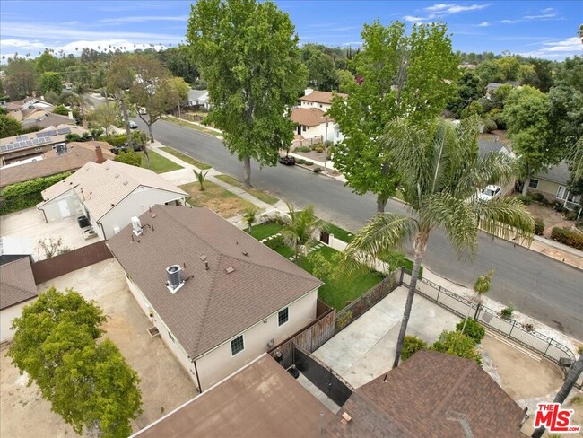 Building Photo - 6915 Encino Ave