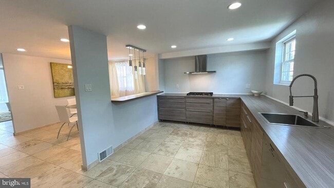 Building Photo - 324 Avon St