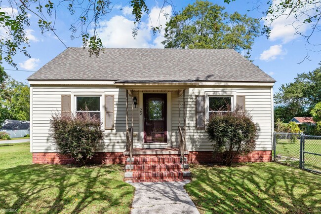 Building Photo - 3 br, 1.5 bath House - 302 East 12th Street