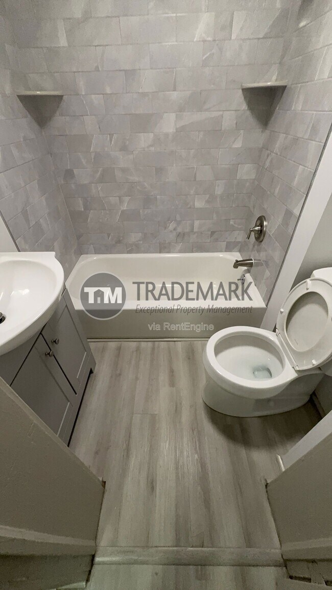 Building Photo - 40 W James St