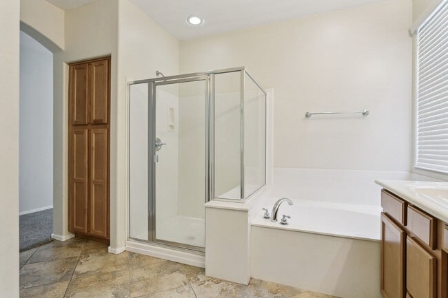 Building Photo - 5 bedroom