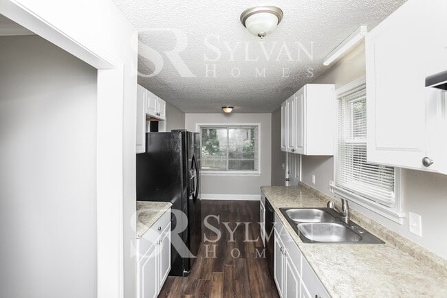 Building Photo - Carve Out a Great Life Here!