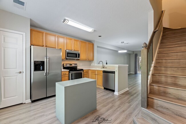 Building Photo - For rent Lake Mary townhouse 2Beth 2.5 bath