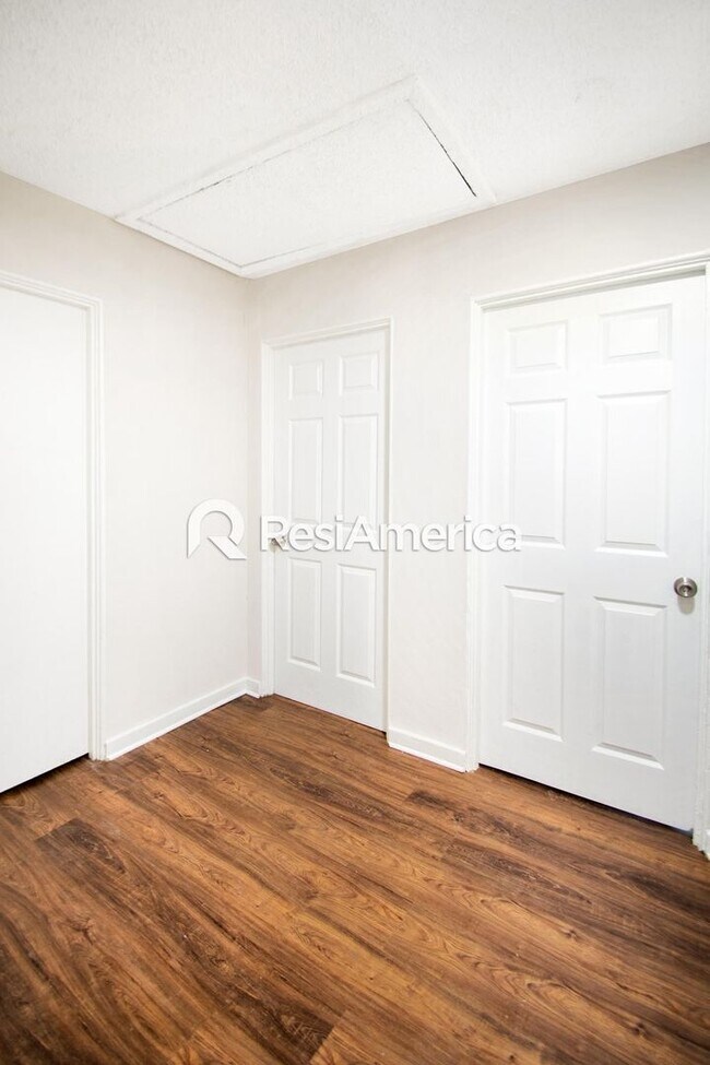 Building Photo - Newly Renovated 3/1 In 38111