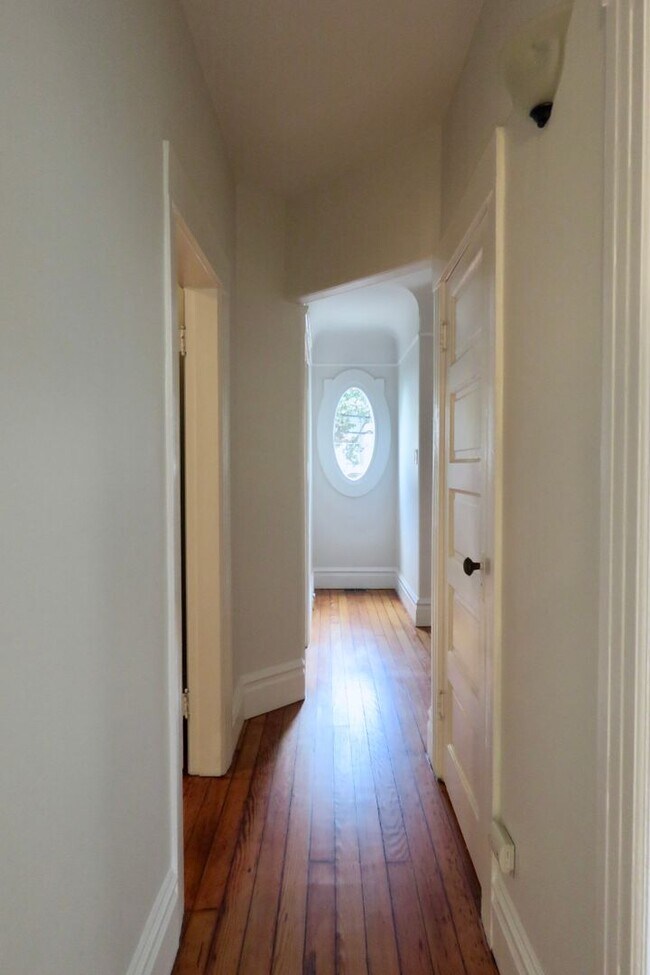 Building Photo - Freshly Updated Pet Friendly First Floor with Parking and Laundry