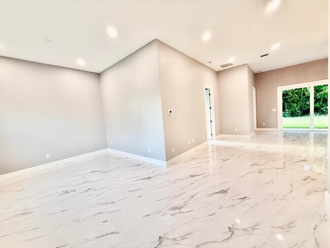 Building Photo - 675 NE Moss Rose Pl