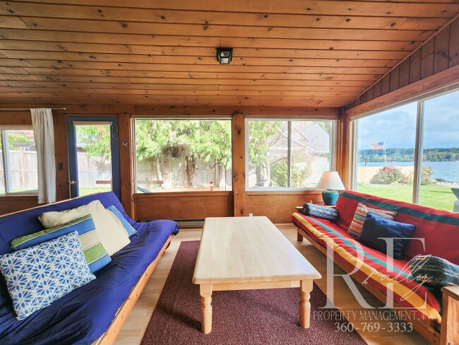 Building Photo - Charming Waterfront Retreat in Poulsbo, Wa...