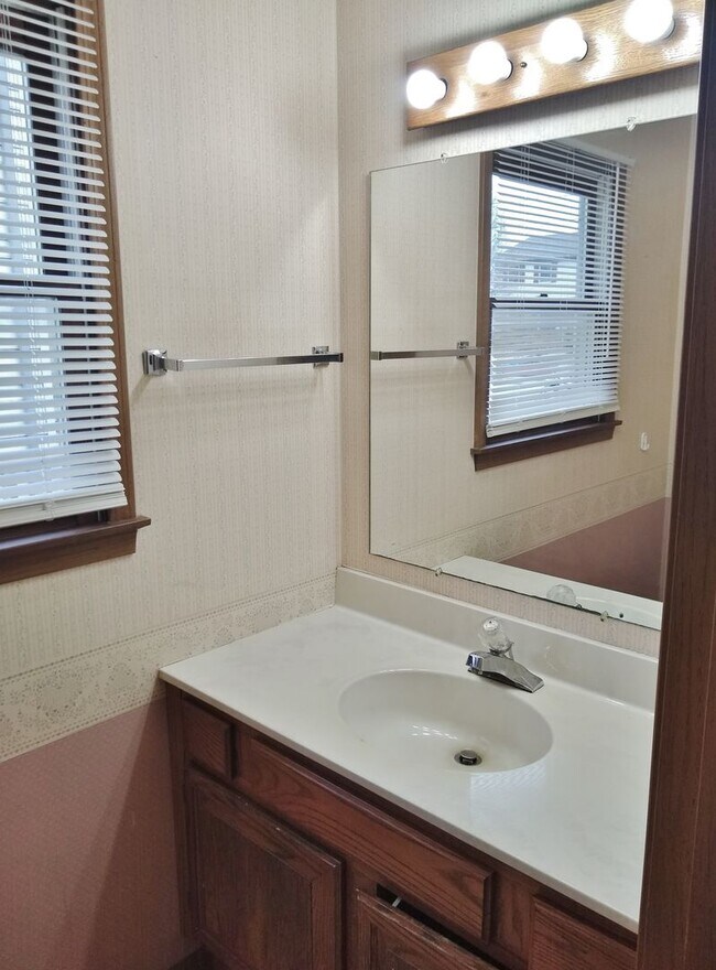 Building Photo - 2 Bed / 1-1/2 Bath Single Family Home Townhome