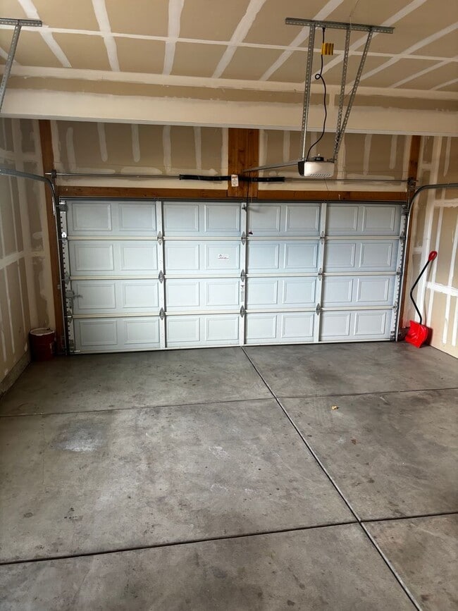 Building Photo - Available now 3bd 3.5 ba .Town home for rent located near Buckley AFB between Smokey hill and Qui...