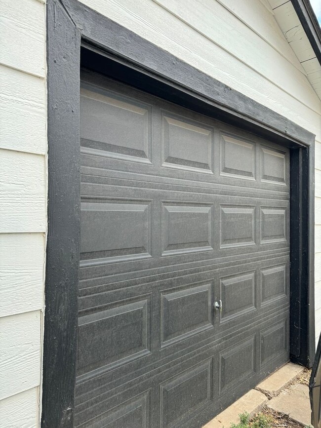 Building Photo - Adorable 2/1/1 CH/A updated!!! walking dis...