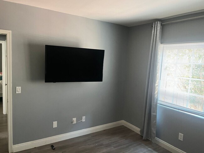 Building Photo - POOL HOME 3 BEDROOMS 3 BATHS