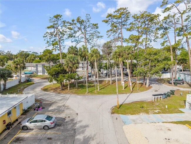 Building Photo - 313 Country Club Oval