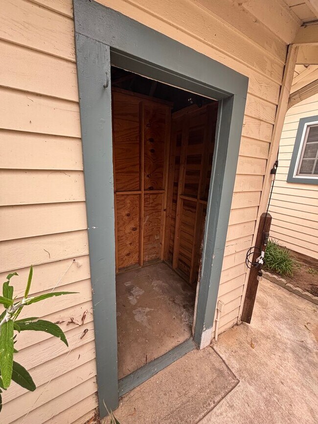 Building Photo - Charming One-Bedroom Retreat in Prime Santa Barbara Location