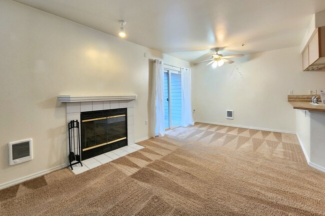 Building Photo - 2 Bed/ 2 Bath Condo Everett Near Boeing and Paine Airport