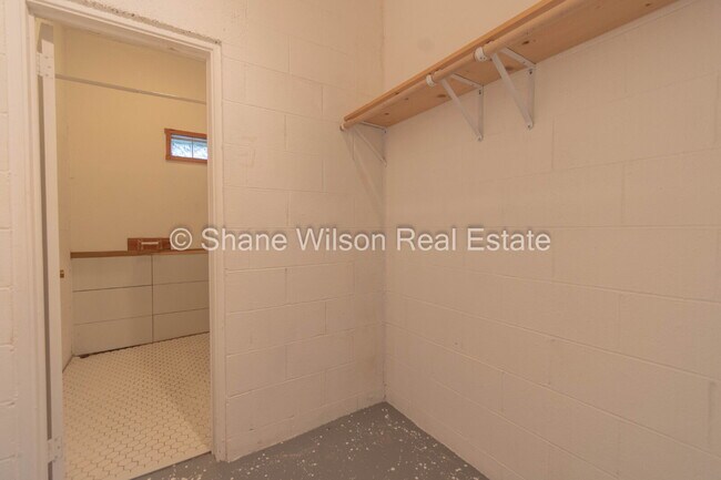 Building Photo - Commercial Property Ideal for Contractor t...