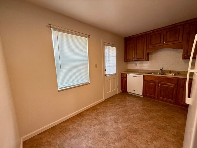 Interior Photo - 1343-MF18-E2