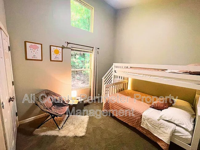 Building Photo - 837 Forrest Cir SE