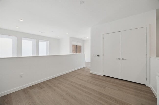 Building Photo - 1 Riva Row