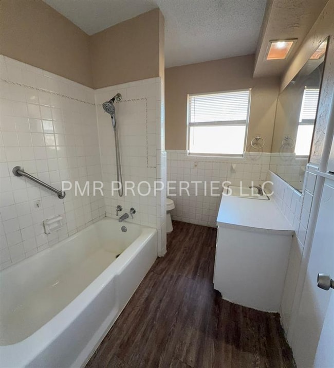 Building Photo - 3 Bedroom/1.5 Bath-House