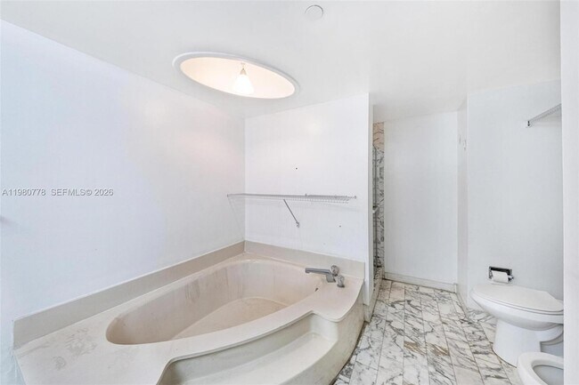 Building Photo - 2000 Towerside Terrace