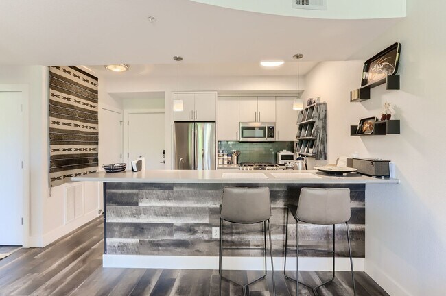 Building Photo - Modern 1 BDR Condo in Holiday Neighborhood