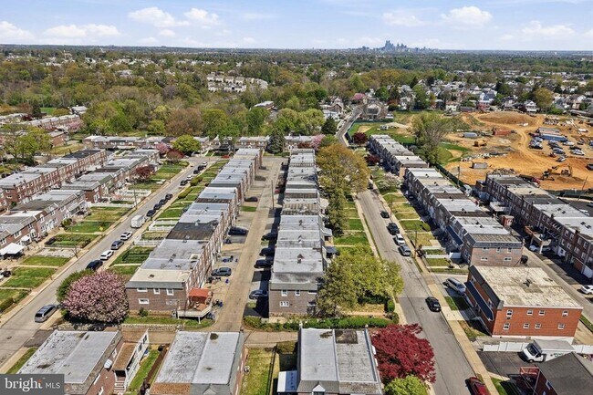 Building Photo - 271 W Wyncliffe Ave